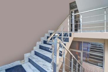 호텔 Oyo Flagship 80887 Holiday Inn