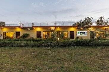 בית מלון כפרי Treebo Trend Corbett Tiger Retreat