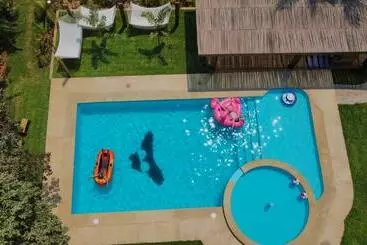 Straw Hat Surf Hostel & Bar