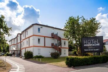 هتل Hôtel Moustache Lille   Seclin