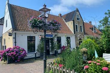 Hotel De Thuiskamer In Grou Als B&b Of Vakantiehuis