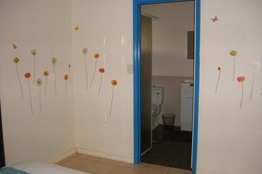 هتل Ningaloo Bed And Breakfast