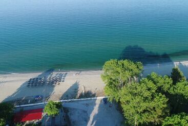 فندق Sintrivanis Beach Resort