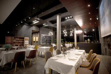 בית מלון כפרי Bayhill Pool & Villa