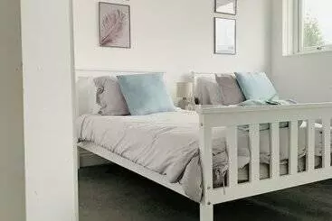 Residenssi Impeccable 3 Bed House In Brentwood