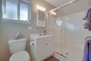 Mökkimajoitus Charming Getaway, Walk To Windsor Lake & Downtown!