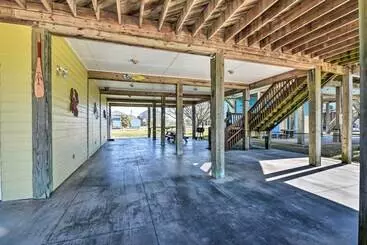 コテージ Walk To Shore: Crystal Beach Family Home W/ Deck!