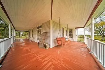 コテージ Historic Victorian Farmhouse W/ Porch & Views!