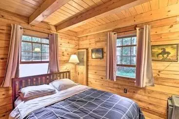コテージ Lakeside Livin: Cozy Cabin Steps To Sebec Lake!