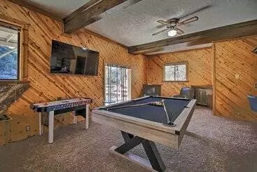 Mökkimajoitus Luxe Escape W/ Decks, Mtn Views, Game Room!