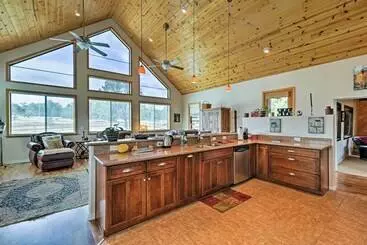 Mökkimajoitus Near Hiking: Vernon Cabin W/ Hot Tub On 30 Acres!