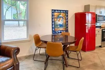 Mökkimajoitus Stylish Lake O  The Cherokees Cabin W/ Patio!