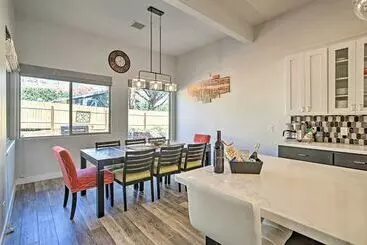 کلبه Tranquil Sedona Home With Fireplace & Hot Tub!