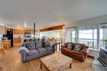 茅舍 Cozy Beachouse: View & Deck, Steps From Skagit Bay