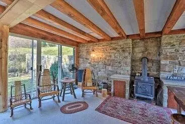 Mökkimajoitus Cozy Home W/ Private Patio & Views, Hiking On Site