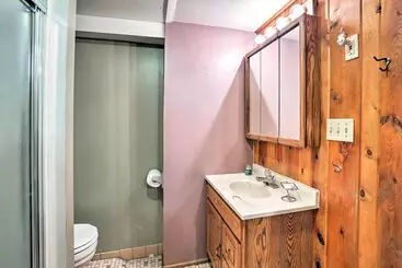 Mökkimajoitus Custer Retreat W/ Pool Access, Walk To Downtown!
