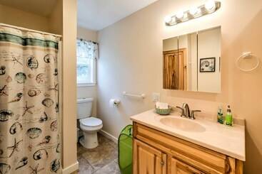 קוטג'' Herron Island Cabin W/ Deck: Walk To Beach!