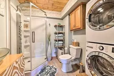 Mökkimajoitus Lakefront Retreat On 18 Acres W/ Hot Tub!