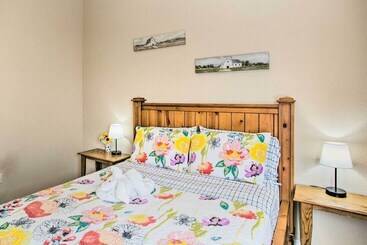 بيت ريفى Lovely Little Elm House W/ Backyard!