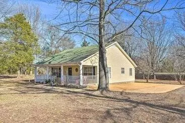 Dog Friendly Senatobia Cottage W/ Fishing Pond!