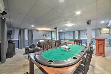 별장 Pristine Lake Barkley Escape W/ Deck, Porch & Bar!