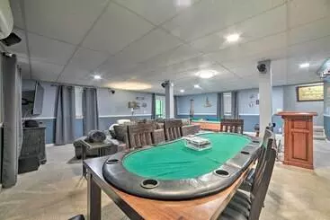 Mökkimajoitus Pristine Lake Barkley Escape W/ Deck, Porch & Bar!