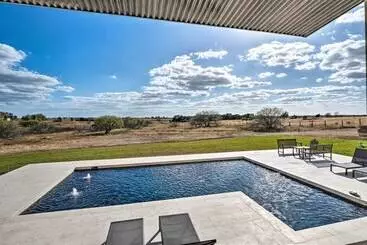 Mökkimajoitus Hot Tub & Game Room: Schulenburg Retreat