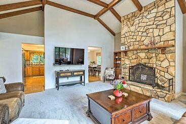 별장 Resort Home W/ Game Room & Luxury Backyard!