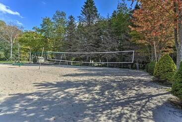 Сельский дом Locust Lake Village Cabin W/ Deck & Lake View!