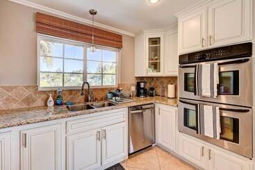 קוטג'' Spacious La Mesa Vacation Home W/ Shared Hot Tub!