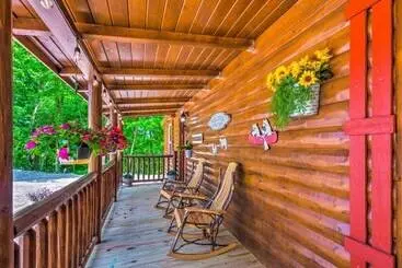 Mökkimajoitus Almost Heaven Too  50 Acre Escape W/ Pond!