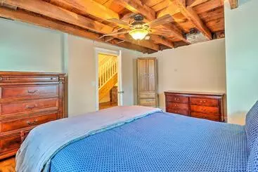 Mökkimajoitus Charming & Historic Home W/ Lehigh River View