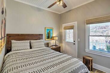 Сельский дом Charming Home W/ Balcony Walk To Main Street!