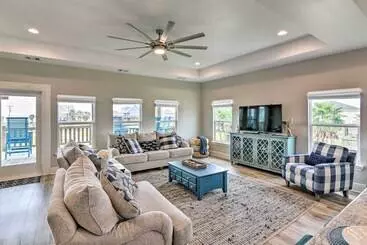 Mökkimajoitus Deck & Ocean Views: Home In Crystal Beach!