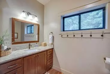 Landhus Family Friendly Cabin: Sled Hill & Hot Tub Access