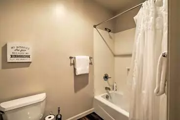 کلبه Spacious Flagstaff Home With Fire Pit & Game Room!