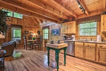 بيت ريفى Gatlinburg Mountainside Escape W/ Deck & Hot Tub!
