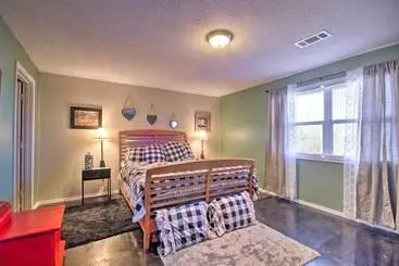 Mökkimajoitus Large Cabin W/ Deck Overlooking Norfork Lake!