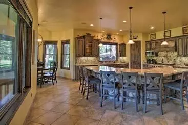 Mökkimajoitus Centrally Located: Lavish Pinetop Paradise!