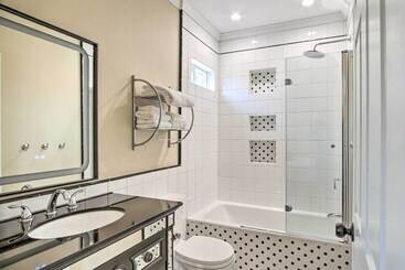 Renovated North Bend Cottage: Near Eateries!