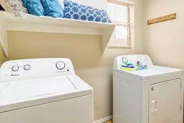 コテージ Spacious Avondale Home W/ Pool   Near Golf!