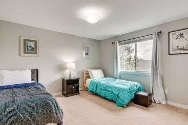 Mökkimajoitus Fenced Yard & Trail Access: Dog Friendly Erie Home