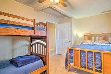 コテージ Sunny Oak Island Retreat 3 Blocks To Beach!