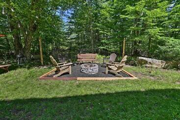 کلبه Cozy Tobyhanna Cabin W/ Hot Tub + Resort Amenities