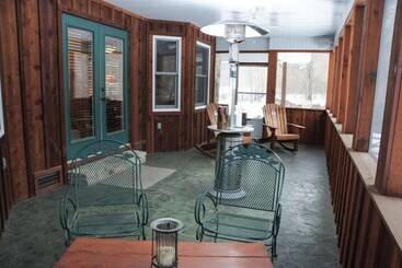 Landhus Troutfest  Riverfront Norfork Home, Great Fishing