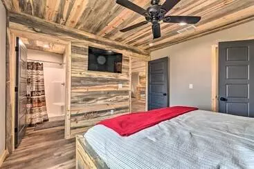 Mökkimajoitus Upscale Riverfront Home W/ Beach & Fire Pit!