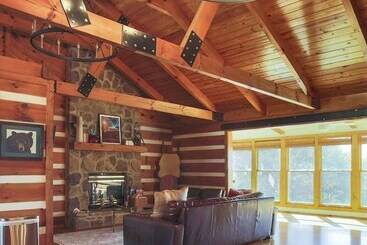 קוטג'' Family Home W/ Porch & Center Hill Lake Views!