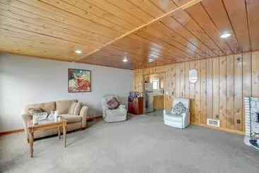 Mökkimajoitus Hilltop Hideout W/ Sweeping Birch Bay Views