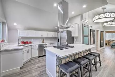 Mökkimajoitus Modern Edgewood Home Near Tacoma W/ Deck!