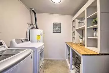 コテージ Pet Friendly Peoria Home: Patio, Grill & Foosball!